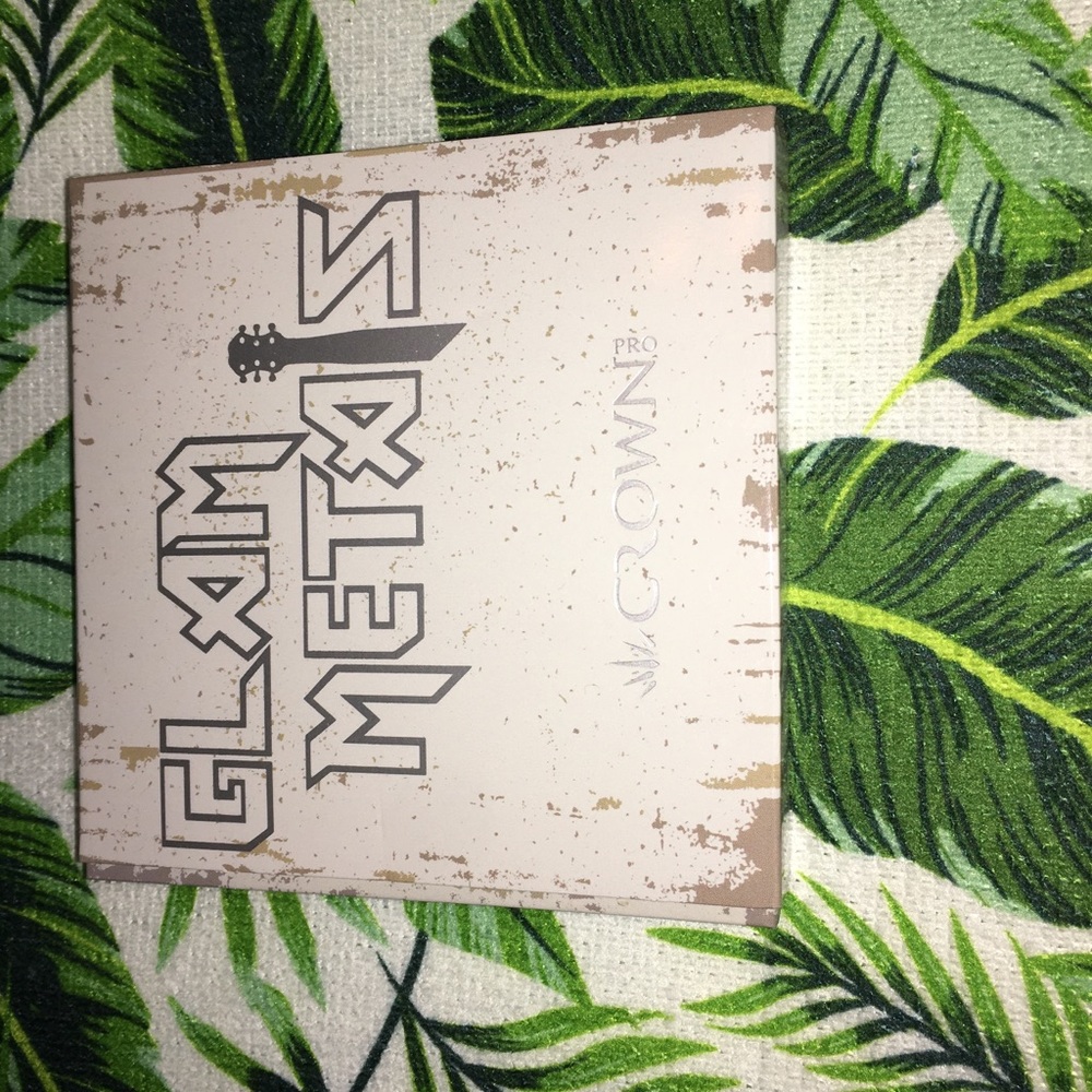 Crown cosmetics eyeshadow palette